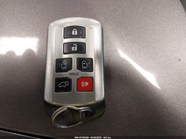 5TDYK3DC3FS677780 Toyota Sienna Xle 8 Passenger