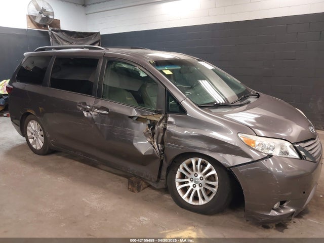 5TDYK3DC3FS677780 Toyota Sienna Xle 8 Passenger