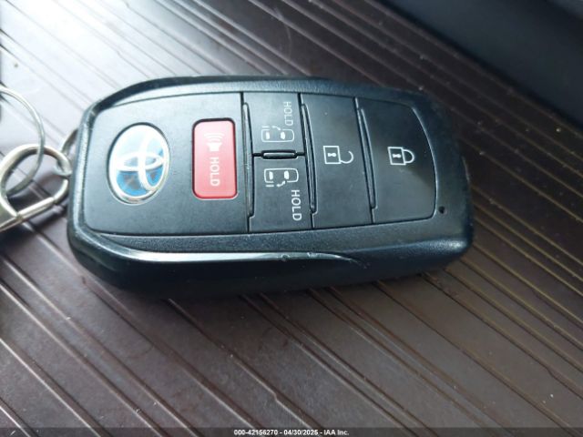 5TDBRKEC8MS035577 Toyota SIENNA LE