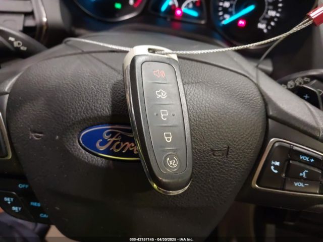 1FMCU0J95HUA38807 Ford Escape Titanium