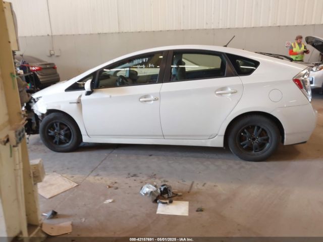 JTDKN3DU2F0470886 Toyota Prius Two