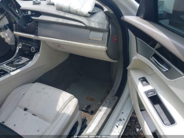 2018 JAGUAR XF SAJBJ4FX0JCY55655 Photo 4