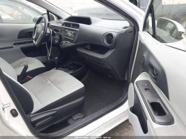 JTDKDTB35E1082542 Toyota Prius C One