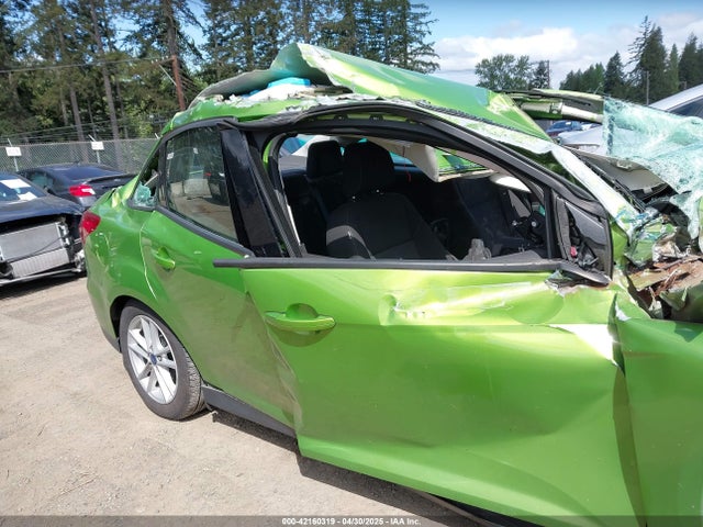 1FADP3F28JL323242 Ford FOCUS SE