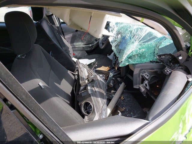 1FADP3F28JL323242 Ford FOCUS SE