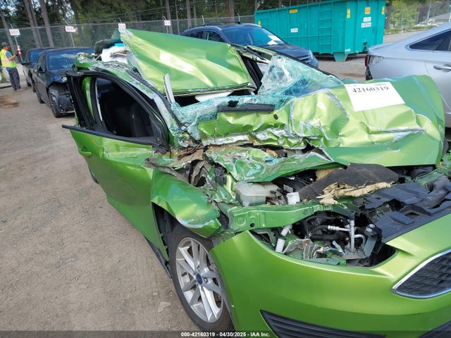 1FADP3F28JL323242 Ford FOCUS SE
