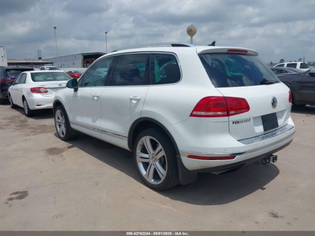 2016 VOLKSWAGEN TOUAREG WVGEF9BP1GD012885 Photo 2