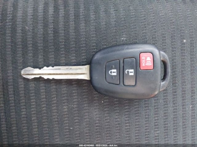 JTMZFREV8HJ702927 Toyota RAV4 LE