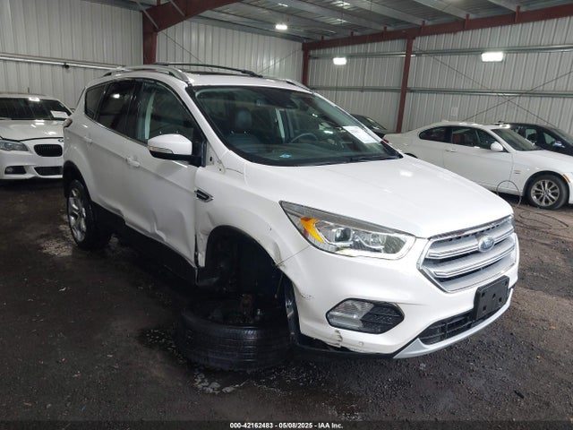 1FMCU9J93HUE30852 Ford Escape Titanium
