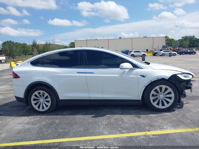 Продаж на аукціоні авто 2018 Tesla Model X 100d/75d/p100d, vin: 5YJXCBE23JF114041, номер лоту: 42162691