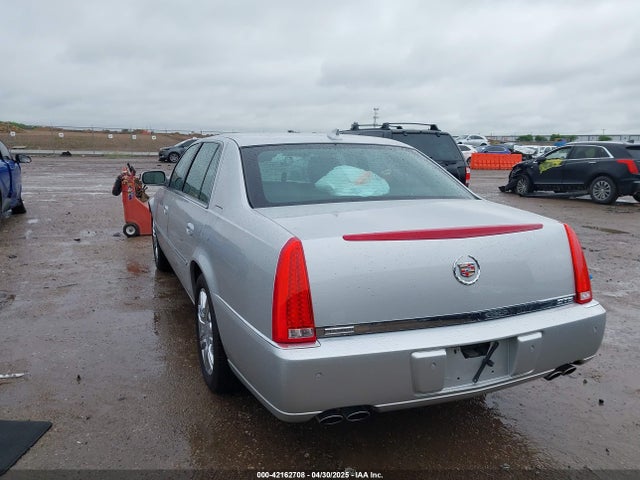 2011 CADILLAC DTS 1G6KP5ES7BU147765 Photo 2