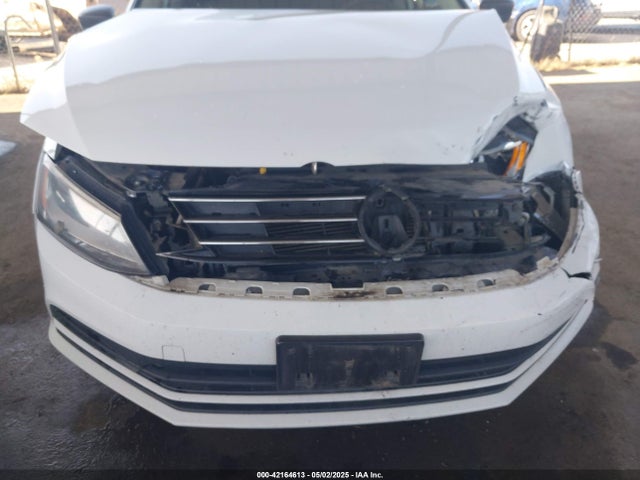 3VW267AJ8GM239243 Volkswagen Jetta 1.4t S