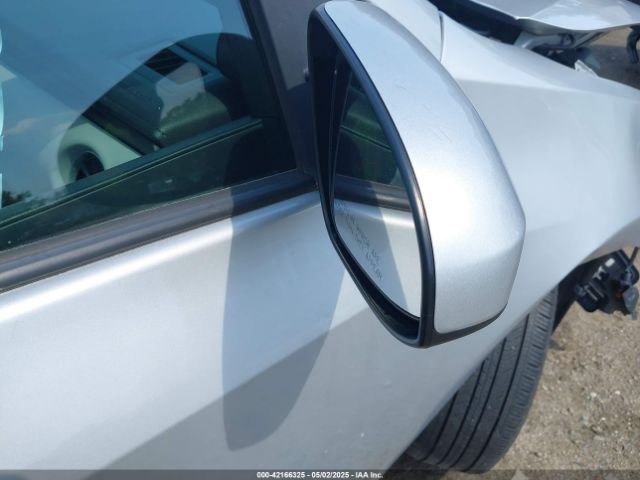 2T1BURHE9JC110134 Toyota COROLLA LE