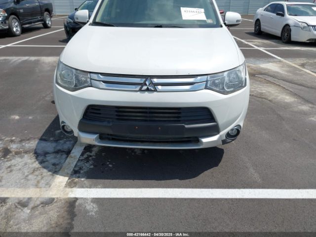 JA4AZ3A35FZ003639 Mitsubishi Outlander Se