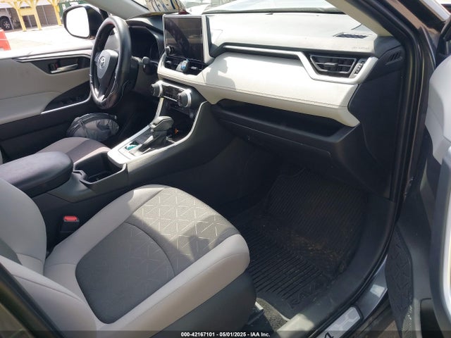 2T3P1RFV4RC481948 Toyota Rav4 Xle