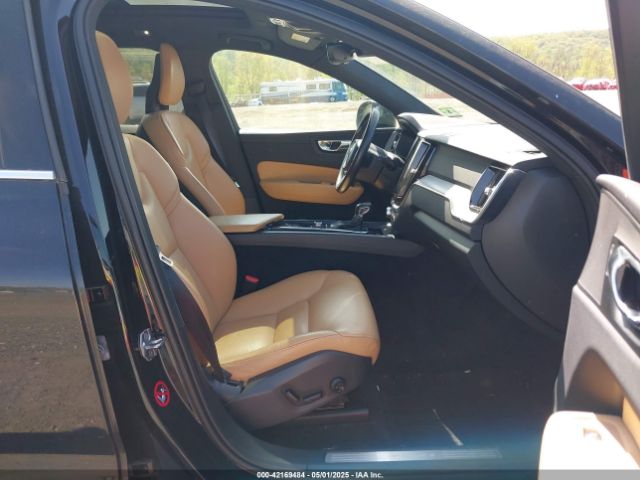 2018 VOLVO XC60 LYV102RK1JB113951 Photo 4