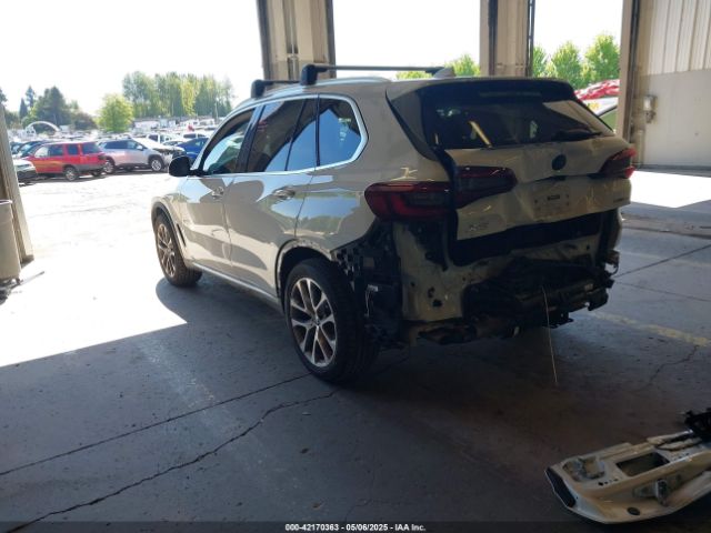 2022 BMW X5 5UXCR6C09N9M21945 Photo 2