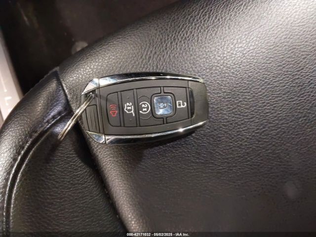 5LMCJ1D95KUL17768 Lincoln Mkc Standard