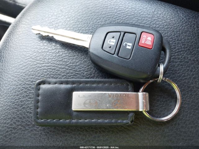 2T3BFREV5GW413960 Toyota RAV4 LE