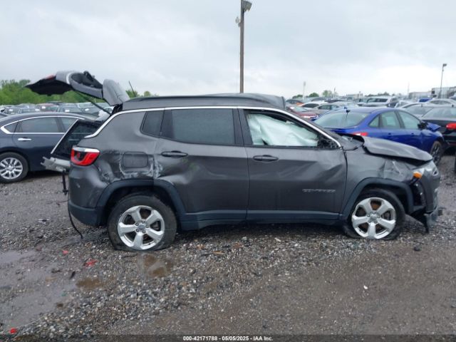 3C4NJDBB8KT713565 Jeep Compass Latitude 4x4
