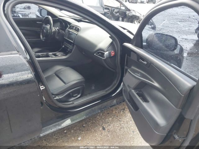 2017 JAGUAR XE SAJAR4BG2HA977059 Photo 4