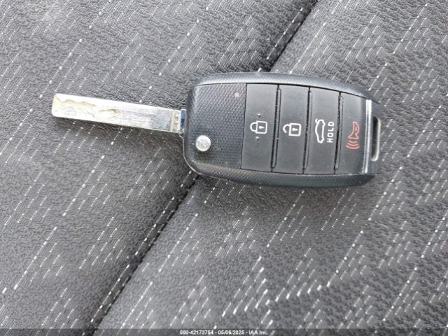 3KPA24AB1KE161621 KIA RIO S