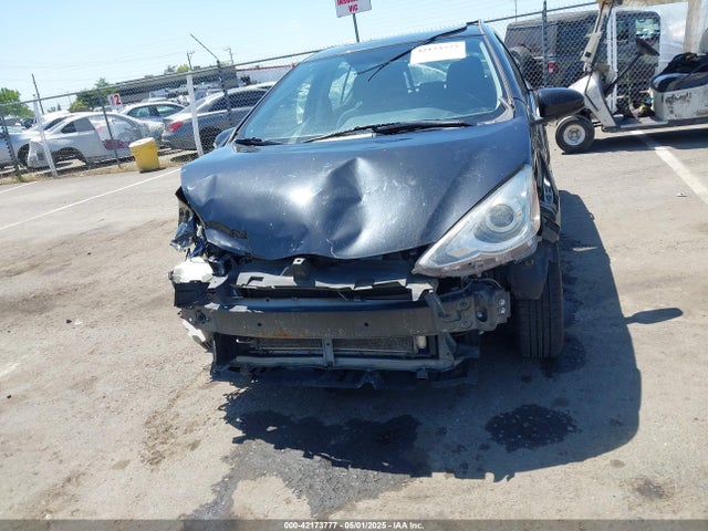 JTDKDTB30G1121721 Toyota Prius C Persona Series