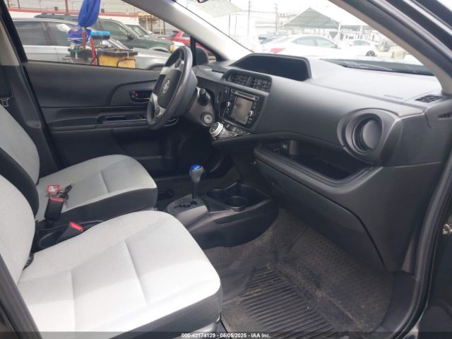JTDKDTB31F1098139 Toyota Prius C One