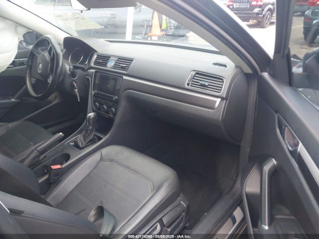 1VWDT7A31HC040976 Volkswagen Passat 1.8t R-line