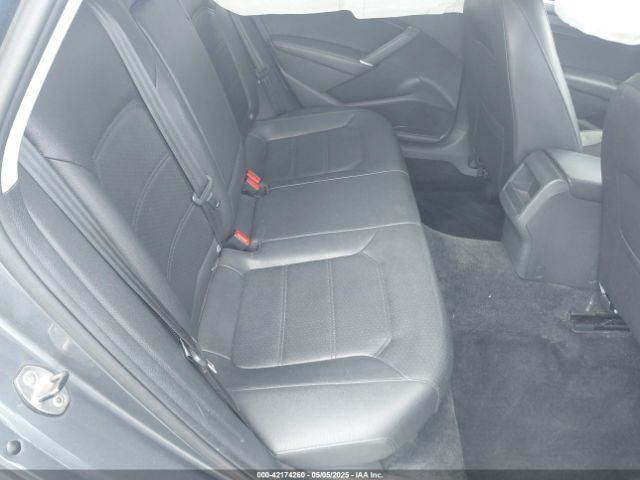 1VWDT7A31HC040976 Volkswagen Passat 1.8t R-line
