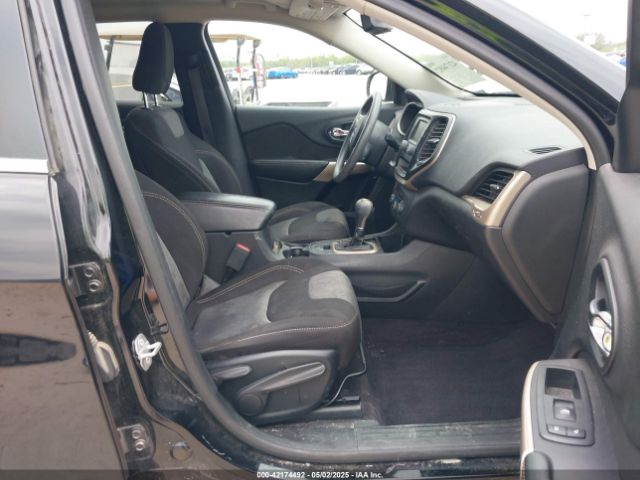 1C4PJLCB8JD534030 Jeep Cherokee Latitude