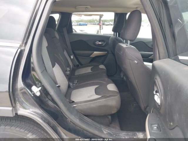 1C4PJLCB8JD534030 Jeep Cherokee Latitude
