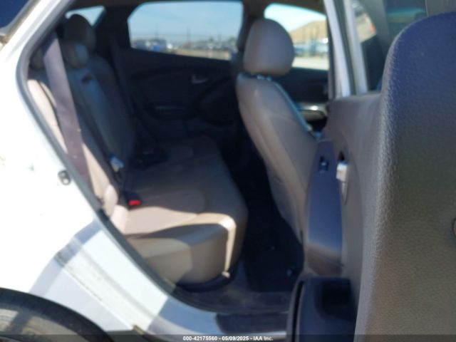 KM8JUCAG4FU112741 Hyundai TUCSON SE