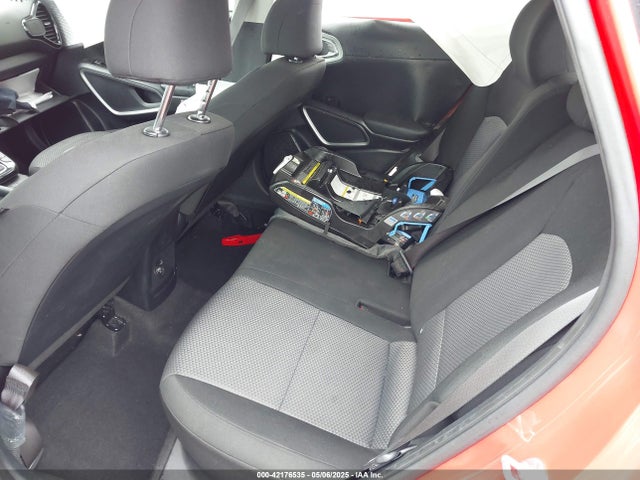 KNDJ23AU8N7166024 KIA Soul X-line