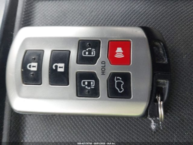 5TDYZ3DC5HS864503 Toyota Sienna Xle 8 Passenger