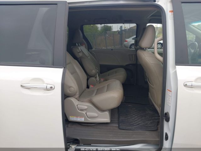 5TDYZ3DC5HS864503 Toyota Sienna Xle 8 Passenger