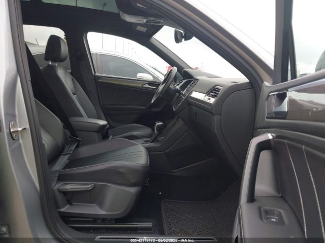3VVCB7AXXNM165748 Volkswagen Tiguan 2.0t Se R-line Black