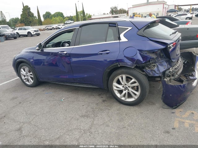 SJKCH5CP8JA046812 Infiniti Qx30 Premium