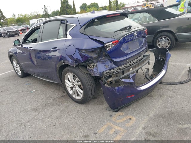 SJKCH5CP8JA046812 Infiniti Qx30 Premium