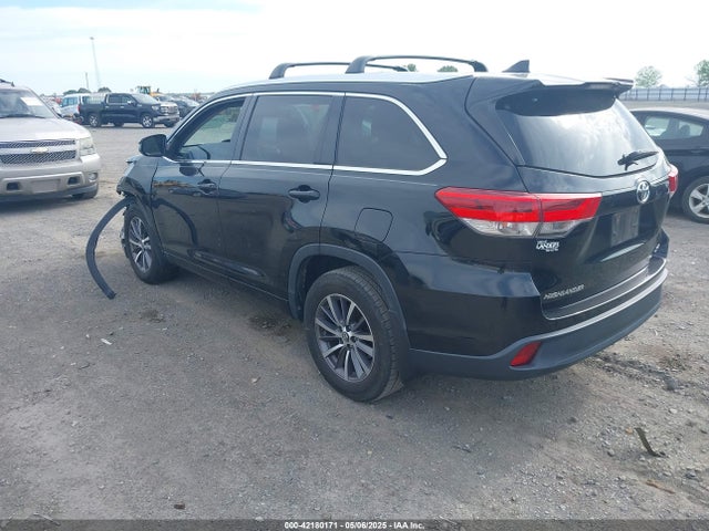 5TDKZRFH6JS539852 Toyota Highlander Xle
