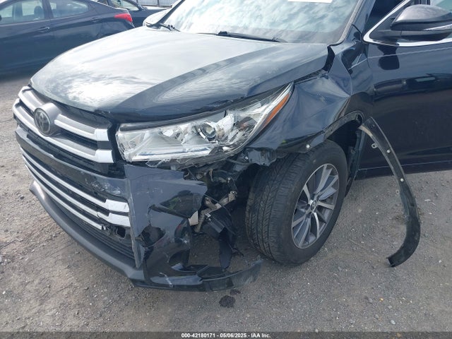 5TDKZRFH6JS539852 Toyota Highlander Xle