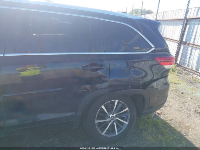 5TDKZRFH1JS529875 Toyota Highlander Xle