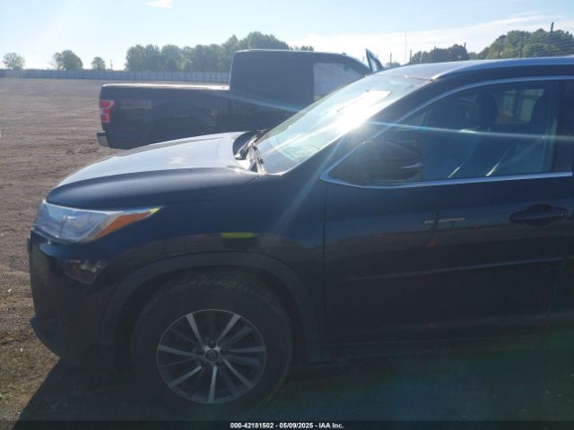 5TDKZRFH1JS529875 Toyota Highlander Xle