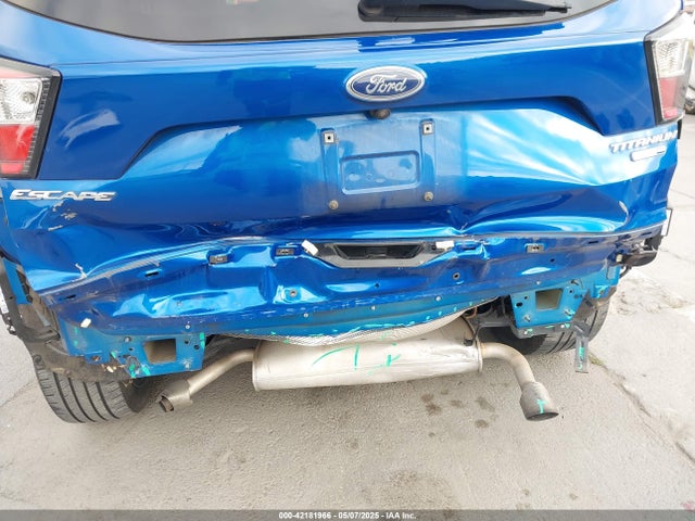 1FMCU9JD7HUE09619 Ford Escape Titanium