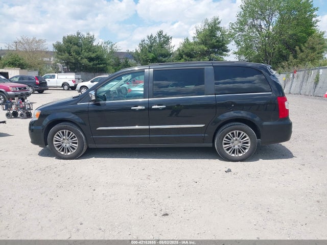 2C4RC1CG9GR189163 Chrysler Town & Country Touring-l Anniversary Edition