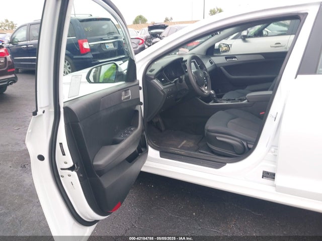 5NPE24AF8JH693284 Hyundai SONATA SE
