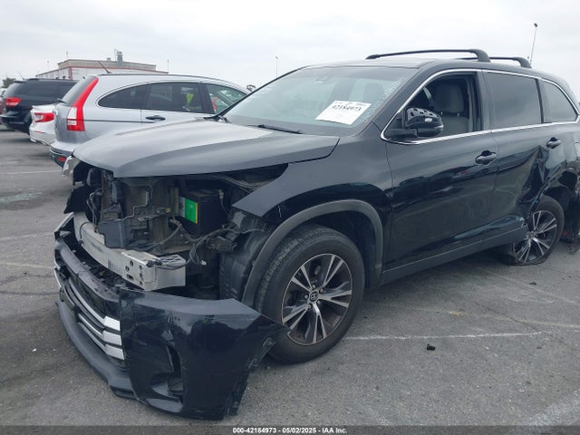 5TDZARFH6KS046423 Toyota Highlander Le