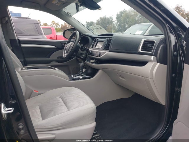 5TDZARFH6KS046423 Toyota Highlander Le