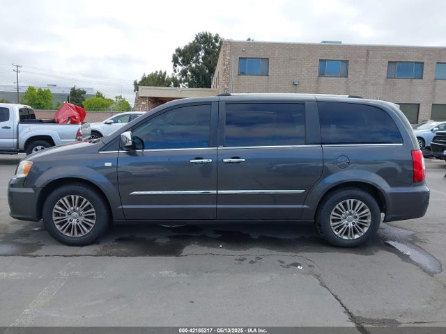 2C4RC1CG2ER273323 Chrysler Town and Country
