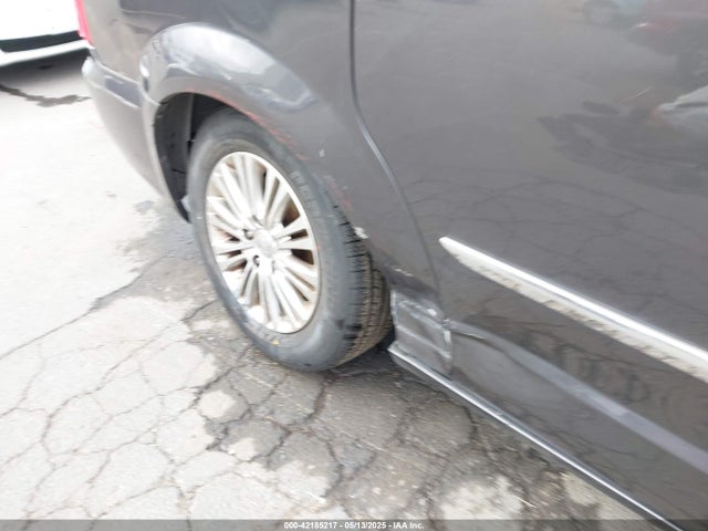 2C4RC1CG2ER273323 Chrysler Town and Country